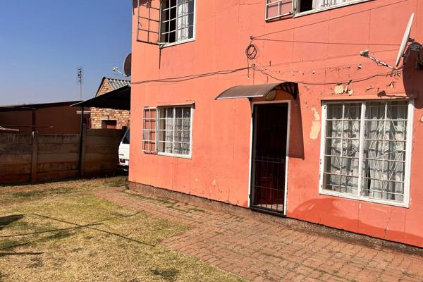 Bakers brings to you a 2 bedroom flat for sale in laudium perfect for investors or a newly wedded couple looking for a start.

This ...