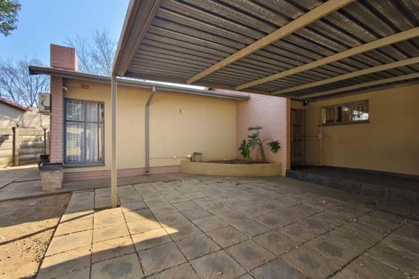 This property is located in SE2. 

Close to schools and amenities.

This house is very neat and spacious.

3 Bedrooms
1.5 ...