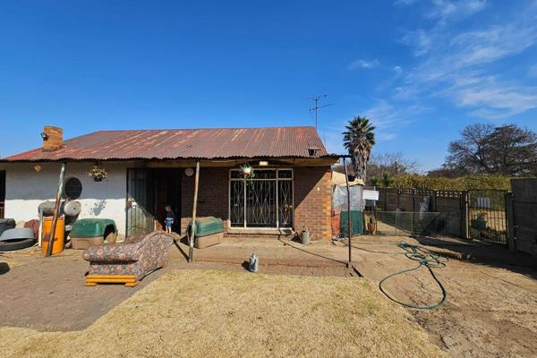 Next to tar road

4 bedroom house needs some TLC

Big workshop with storeroom