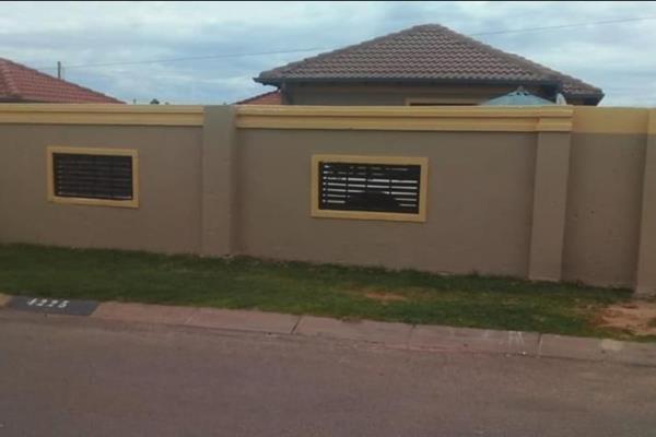 WITPOORTJIE SECURITY ESTATE FREE STANDING HOUSE FOR RENTAL FOR R6000PM 

Fitted Kitchen 
Open Plan Lounge 
2 fitted Bedrooms 
1 ...