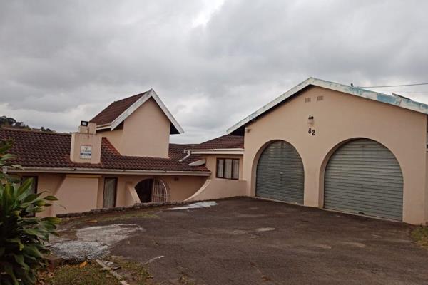 4 bedrooms. 1 lounge 1 dining 1 kitchen 
2 garages 
2 bathrooms 
Fenced 
Remote control gate
Flat driveway 

Pet friendly