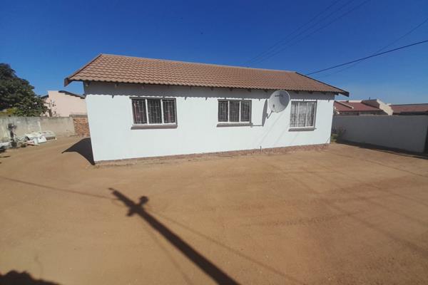 Fully-fitted 3 bedroom house

Bathroom
Dining room
Sitting room
Kitchen
Big yard