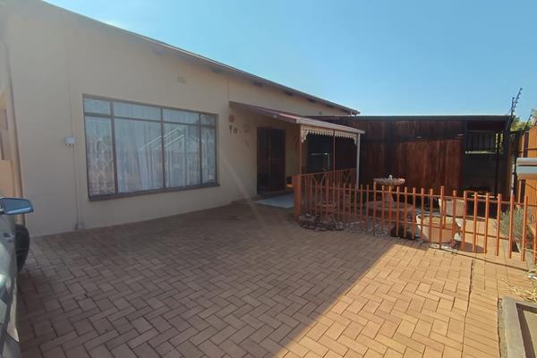 Beautiful Golden Oldie ideally situated close to most amenities, Schools, Clinic &amp; Main routes.

This neat house is ...