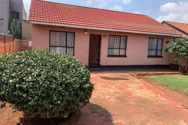 Don&#39;t miss the chance to own this delightful, well-kept residence located in a sought-after area of Vosloorus. Conveniently close ...