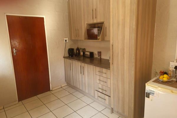 A neat bachelor flat is available to rent in a quiet area of Kathu.
Undercover parking.
Water included.
Prepaid ...