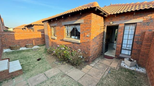 2 Bedroom Townhouse For Sale In Mooikloof Ridge - P24-114699440