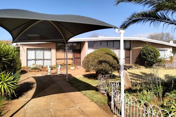 POTENTIAL RENTAL INCOME OF R18000 PER MONTH

Large home with a flatlet and 2 park homes for sale in Strubenvale, Springs!!

This ...