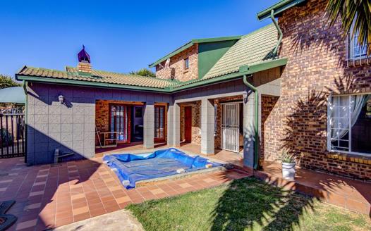 3 Bedroom Townhouse for sale in Glen Marais