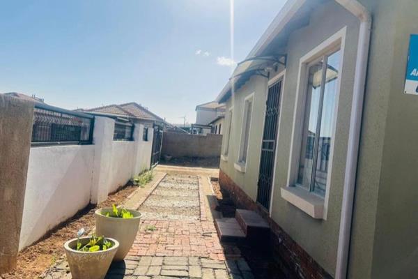 Are you looking for a property with three bedrooms and two bathrooms within Glenway Estate in Pretoria? This property offers ample ...