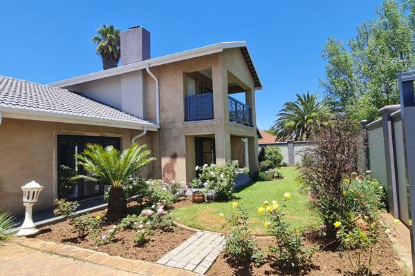 Very large and spacious family home situated in Farrarmere. 

This home consists of 5 bedrooms and 4 bathrooms

There is a lounge, a ...