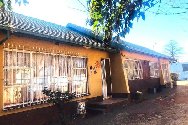 House For Sale In Roodekop.


Family home with big yard, This property needs TLC. 

It&#39;s offer  three bedrooms and two ...