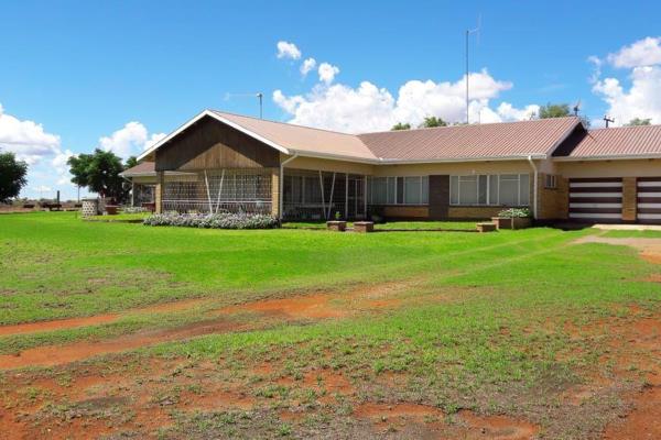 25 Stalls
1 Open Shed
1 Closed Shed
House:  317 m&#178;
Garage:  35 m&#178;
Carrying Capacity:  18 ha / big livestock ...