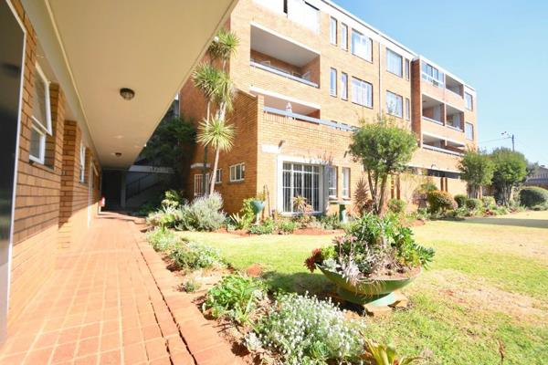 Nestled in the tranquil apartment block of Protea Ridge, this spacious three-bedroom north-facing apartment offers a serene living ...