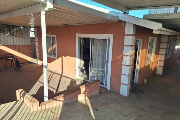 Situated in the tranquil vicinity of Newhaven in Umkomaas is were you will find this nice size family home. Consisting of 3 bedrooms ...