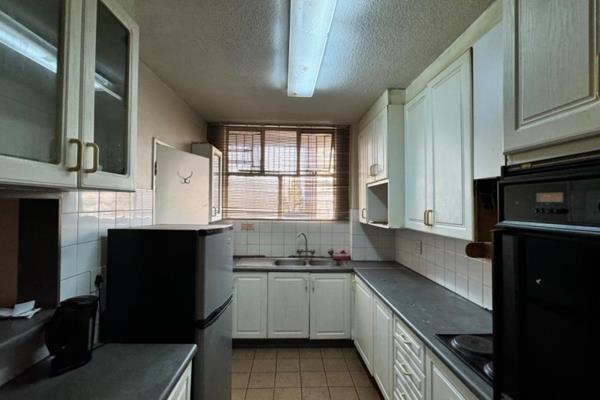 We proudly present a spacious flat located in the heart of Sunnyside, Pretoria. This ...