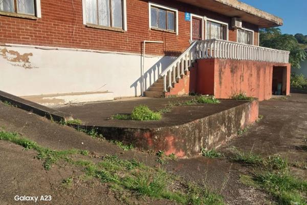 Built on over 1100sqm of land. The house offers you 3 spacious bedrooms all tiled, a bathroom with a shower, basin and a separate ...