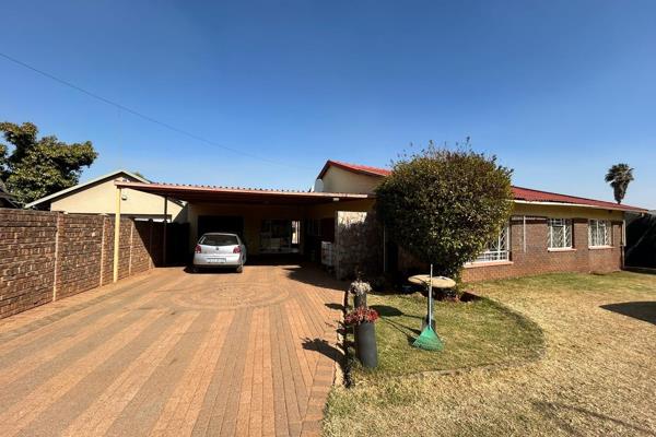 Stunning 3 Bedroom, 2 Bathroom Home in Desirable Witpoortjie

We are pleased to present this beautifully maintained 3 bedroom, 2 ...