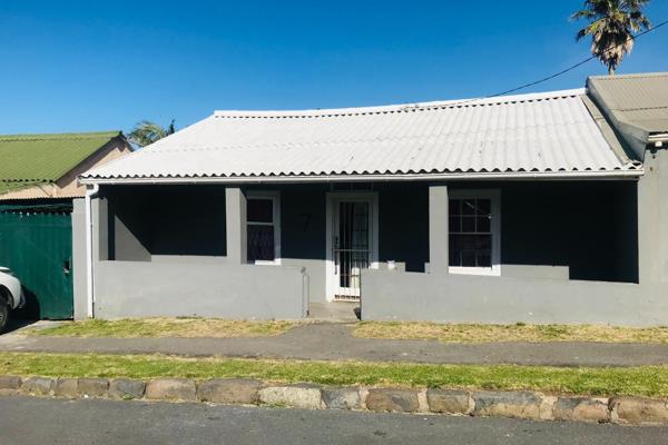 Spacious 3 bedroom house available in West bank.
Separate lounge and kitchen.
No cupboards on the bedrooms and kitchen.
Bathroom with ...