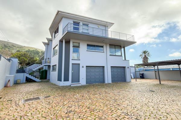 Exclusive listing in the heart of colourful Bo-Kaap with views to be adored!

Welcome to an extraordinary three-story family home ...