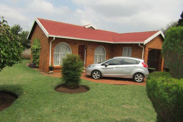 Lovely and neat 3 Bedroom facebrick home.
Lounge and Dining room on 460 sqm stand. 
3 Bedroom, 1 Bathroom
Lock up Garage
Fully ...