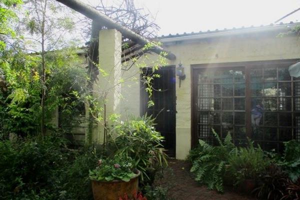 SOLE MANDATE

BIRDS PARADISE &amp; GARDEN LOVERS DREAM-COTTAGE 

Amongst other small holdings in Hooikraal, you will find this 2- ...