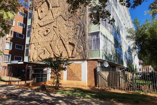 LETABA - SUNNYSIDE - 
Perfectly situated for a student or young professional, this 1.5 bedroom unit offers an open area with a
lounge ...