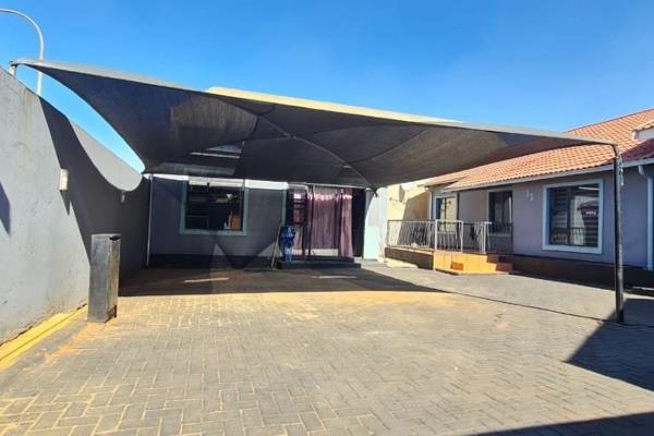 Well maintained 4 bedroom house with 2 bathrooms, lounge, Tv room and modern big ...