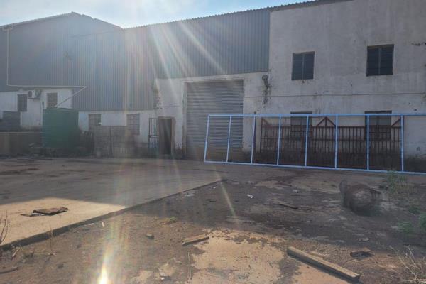 Size:

Warehouse: 90m&#178;
Yard: 200m&#178;
Features:

Bathroom: 1
Roof Height: Good roof height for storage and operations
Power ...