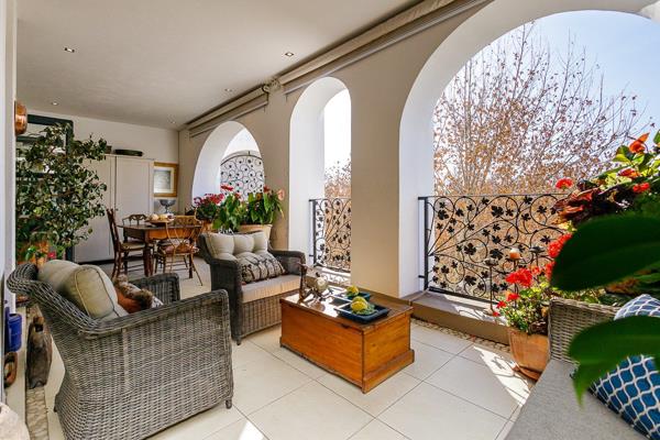 Beautifully appointed spacious, duplex, three bedroom en-suite apartment.  Lovely views over to Sandton.  
One of the best apartment ...