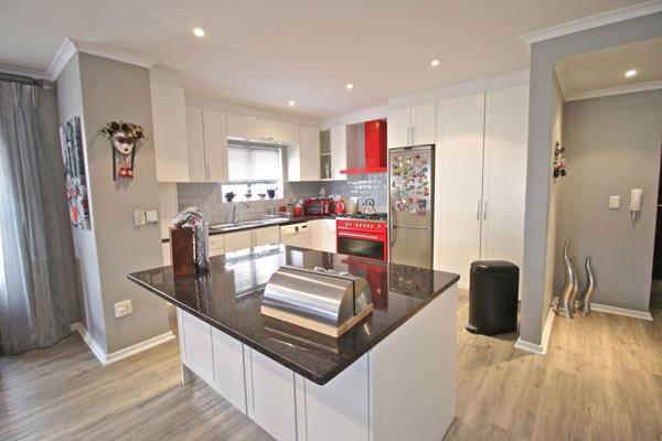 This property offers the following: 

•	Modern kitchen 
•	Open plan lounge and dining ...