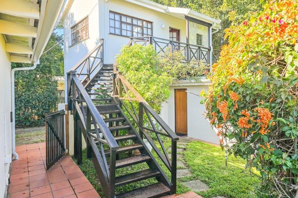 A delightful bachelor flat located above a single garage. Private entrance &amp; staircase leads you to a cosy deck which offers lovely ...