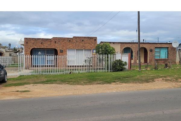 This large family home is for sale in Gerald Smith/ Kariega, Uitenhage,
It consists of 4 bedrooms, one bathroom with shower, toilet ...