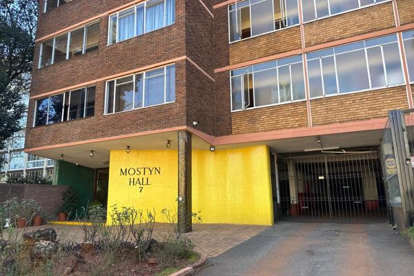 Excellent investment opportunity! 
Ideally situated in Parktown, this unit is perfect for the student or investor.
This unit offers: ...