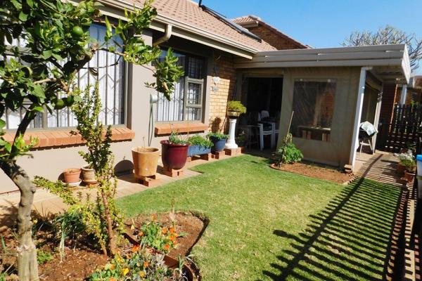 Homes Haven

R 1650 000

Open Plan Kitchen with Granite Tops / Under counter stove and oven with Hob /  Breakfast Nook

Lounge ...