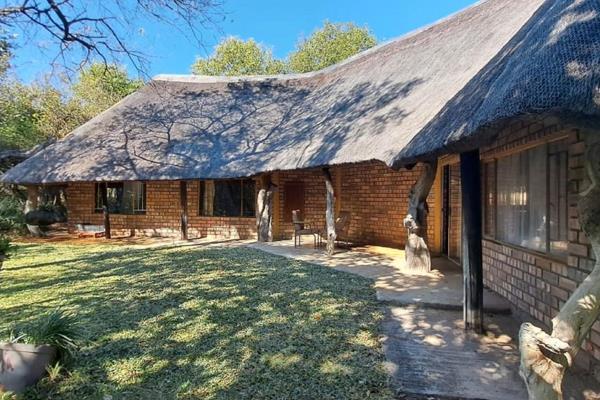 Looking for that convenient place to rent just 8km outside Phalaborwa? This 2-bedroom. 2-bathroom home offers an ideal balance of ...