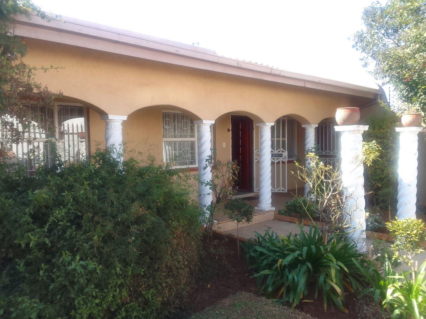 3 Bedroom House for sale in Lenasia Ext 8 P24114707593