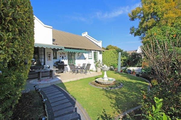 Introducing a rare gem, nestled in the coveted Oude Kaap Estate in Marais Steyn Park. This stunning, free standing home boasts a ...