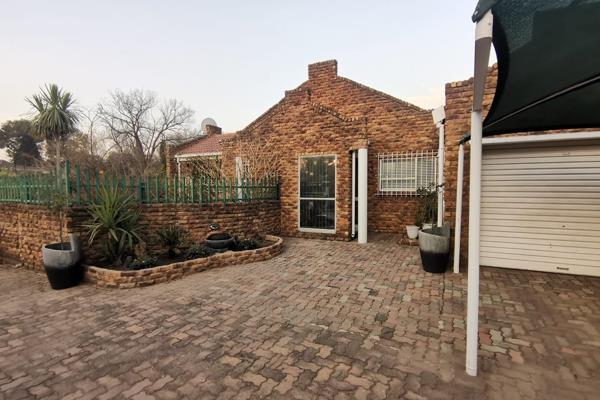 This stunning home is located in a secure complex in the heart of Strubenvale. 

It features 3 bedrooms, 2 bathrooms, a beautiful ...