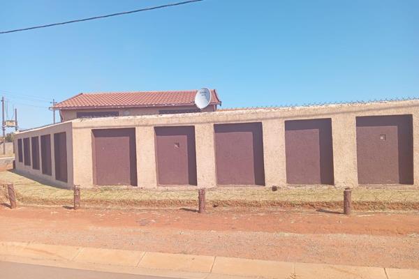 Two Bedroom house in Swaneville (next to Kagiso)
Kitchen
Dining room
Toilet
Spacious yard
Walled
Gated
Fully Titled
Corner ...