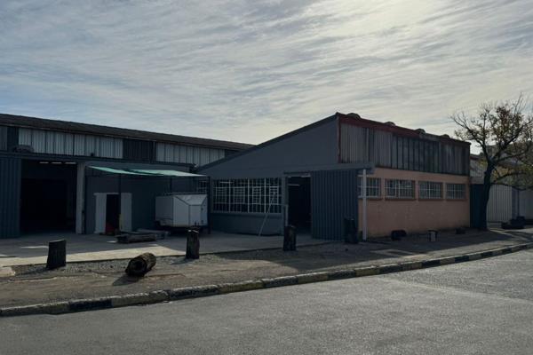 A utilitarian and secure facility of 1 822m&#178; available To Let immediately:

- ...