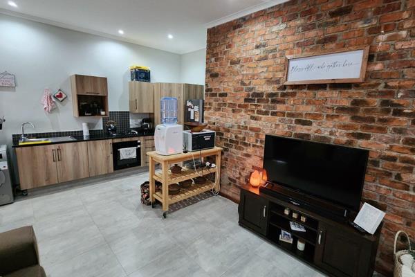 Beautifully renovated 1-bedroom unit available in the well-run Lowveld Lodge.
Open plan ...