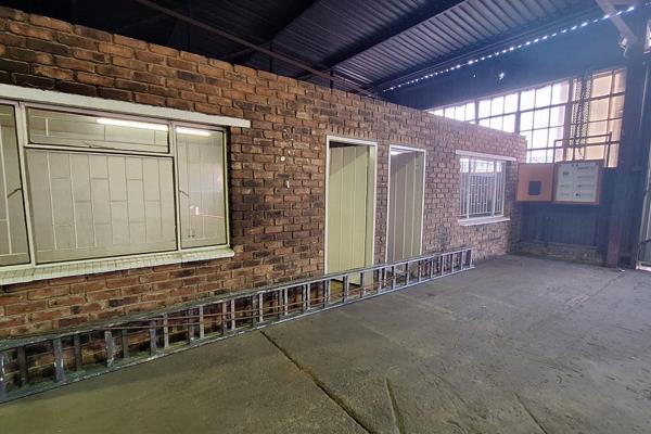 Large workshop situated on a secured property with 24/7 security.
Does have an office within the workshop.
Consists of 150 Amp ...