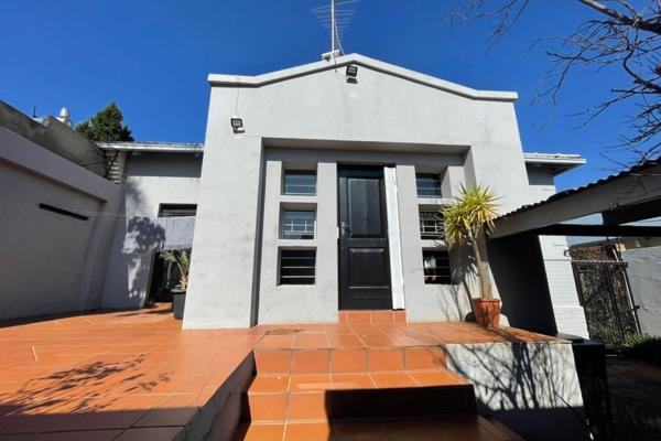 2 BEDROOM HOUSE WITH A COTTAGE

This Two-bedroom House in Melville offers a comfortable ...