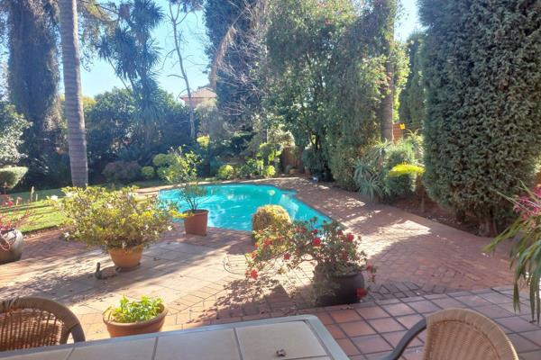 Feel at home! Located in a boomed off road, this property offers peace of mind and security. A lush, manicured garden welcomes you as ...