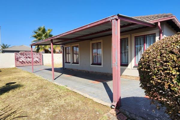 Sole mandate!!
This 3 bedroom house in Nellmapius is up for sale!!  
This is more than you have bargained for!! It offers you:

* 3 ...