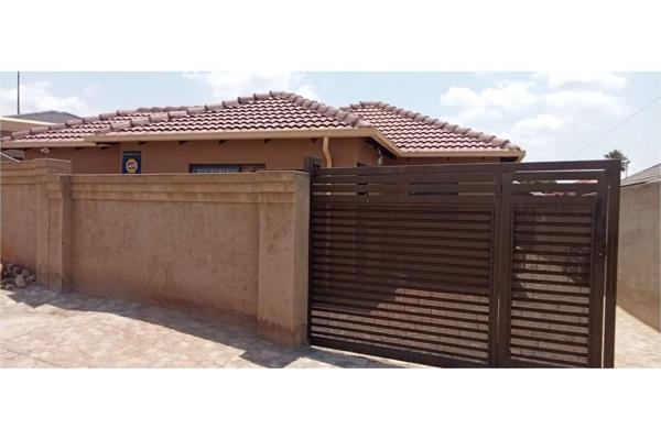 House in Pimville Zone 5, its a 3bedroom house , the master has a ensuit bathroom and built in units the 2nd bedroom also has built in ...