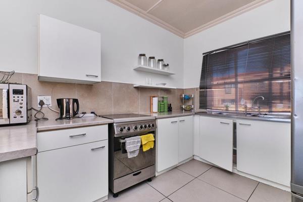 This lovely one-bedroom apartment offers an abundance of light and modern convenience.

Highlights:

Spacious living area: Large entrance hall leads to an open-plan kitchen and lounge bathed in natural light, perfect for winter ...