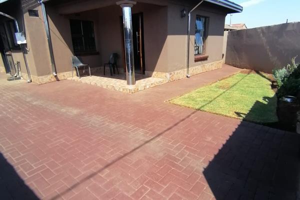 This beautiful and well maintained house in Protea City, consists of 2 bedrooms ( 1 with fitted wardrobe), fitted kitchen with stove ...