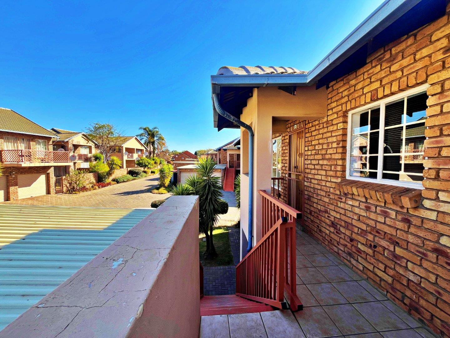 2 Bedroom Townhouse for sale in Amberfield Crest Estate - P24-114377216