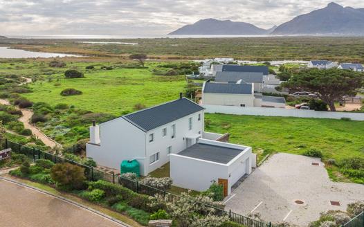 3 Bedroom House for sale in Kommetjie